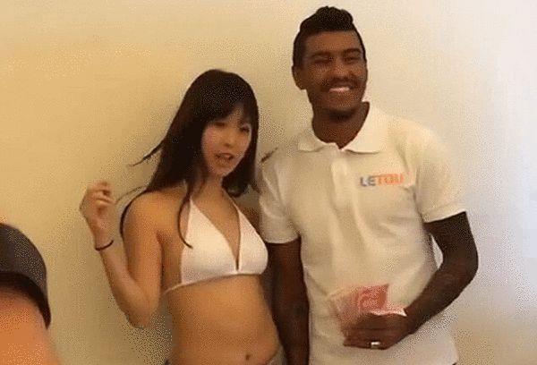 在他丈夫面前