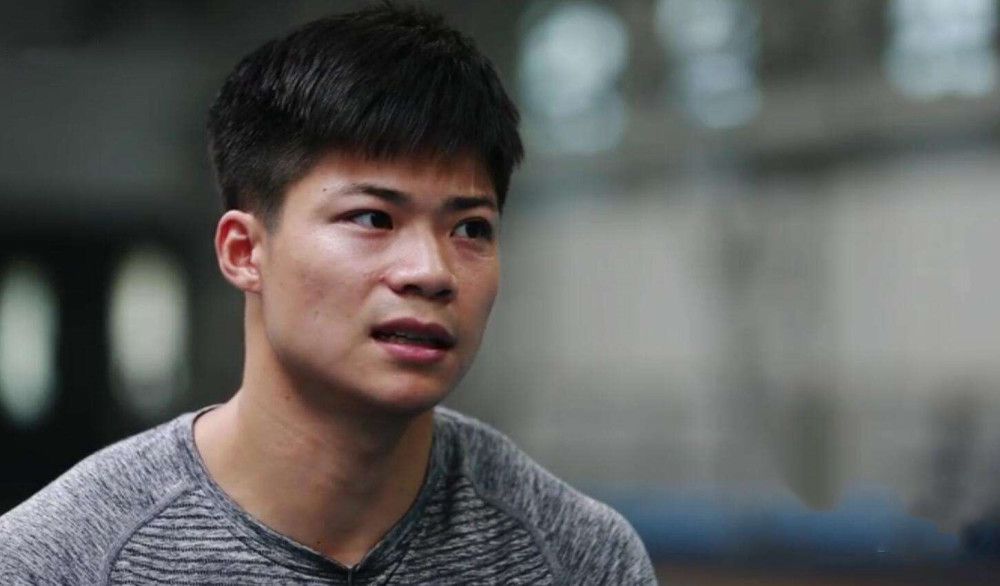 不穿内衣的瑜伽教练